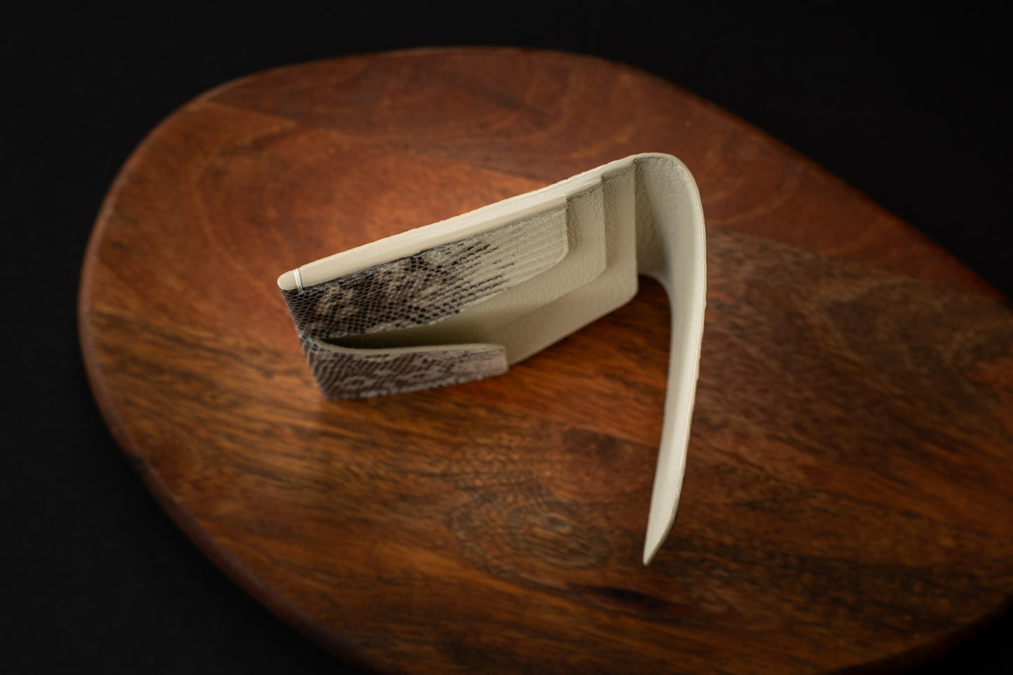 Ivory Ring Lizard Wileman